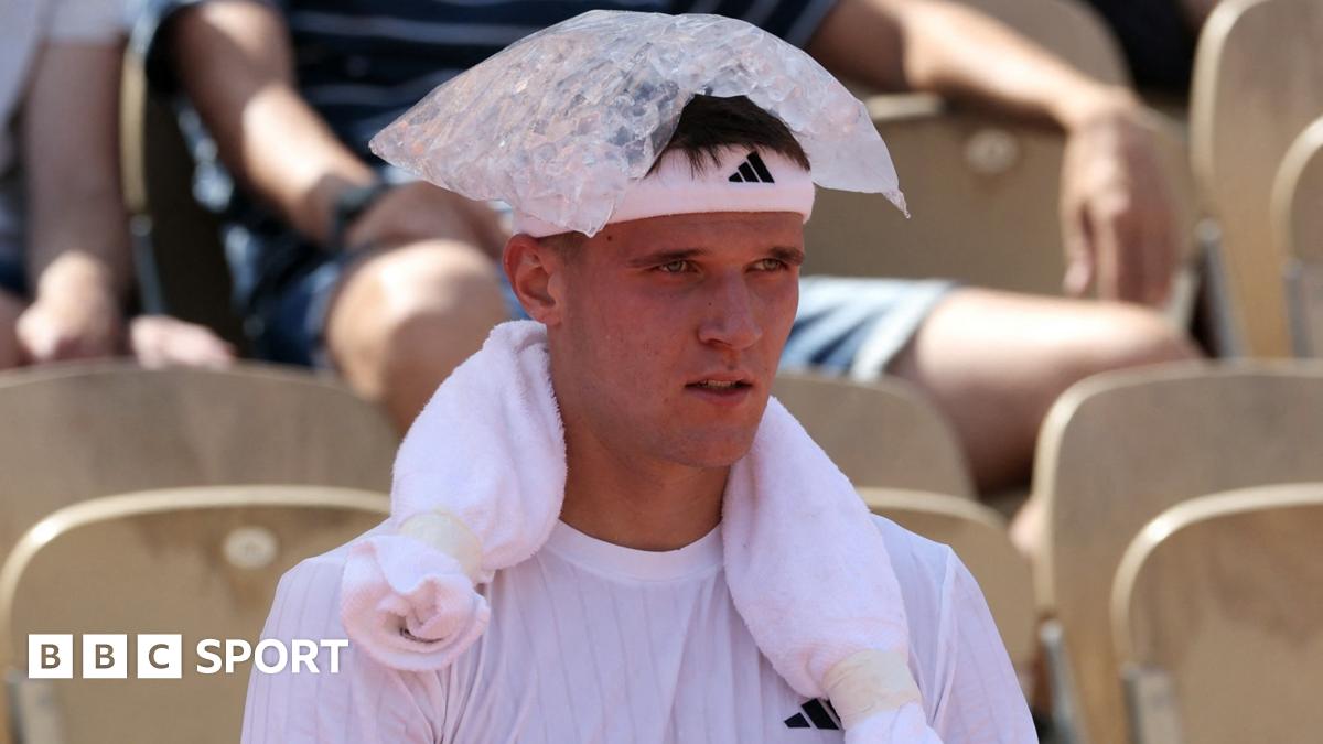 Jakub Mensik Pingsan Usai Menang 4 Jam 40 Menit di French Open, Djokovic Juga Kepayahan Lawan Panas