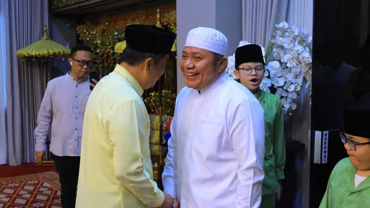 Momen Iduladha di Sumsel, Ribuan Warga Serbu Griya Agung Tanpa Sekat Protokoler Demi Salaman dan Silaturahmi dengan Herman Deru