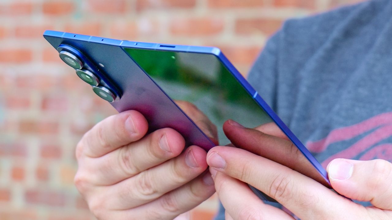 Samsung Galaxy Z Fold 8 Dikabarkan Hampir Hilangkan Lipatan Layar, Siap Tantang iPhone Fold
