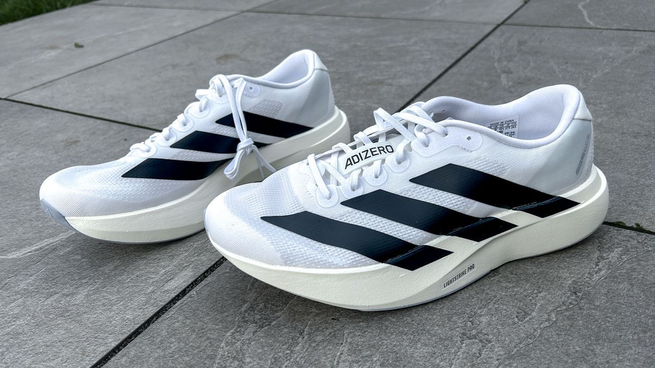Pelari Marathon 2:25 Jam Sebut Adidas Adizero Evo SL Sepatu Latihan Terbaik, Ini Alasannya