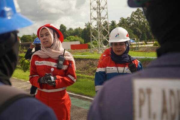 Bukan Sekadar Safety Briefing, Pekerja Perempuan Pertamina Patra Niaga Kilang Kasim Turun Langsung ke Lapangan Awasi Keselamatan