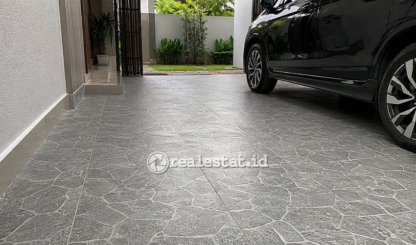 Harga Keramik Garasi Mobil Kasar 2026 Mulai Rp50 Ribuan, Ini Tips Pilih yang Anti Licin dan Kuat