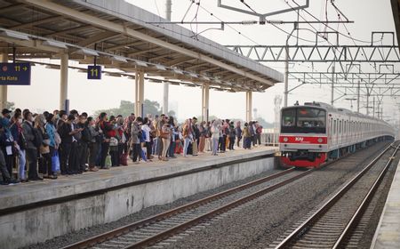 Loncat Naik-Turun KRL Sebelum Berhenti Masih Marak, KAI Commuter Peringatkan Risiko Celaka