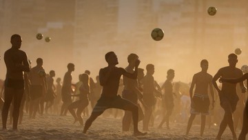 Altinha Warnai Pasir Copacabana Jelang Piala Dunia 2026, Pesepakbola Brasil Tunjukkan Kelincahan