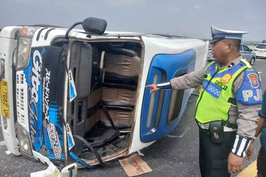 Ban Belakang Elf Pecah di Tol Jombang, Rombongan Pengantin Terguling, 10 Terluka