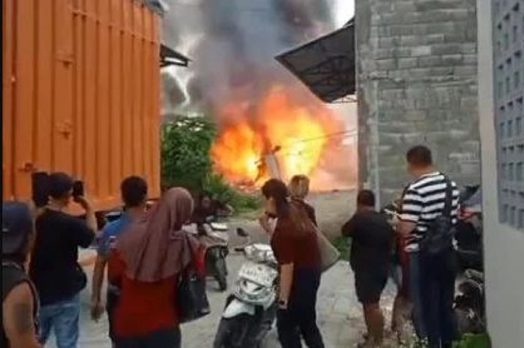 Gudang Kayu di Pergudangan Tropodo Jaya Sidoarjo Terbakar, Lima Unit Damkar Dikerahkan
