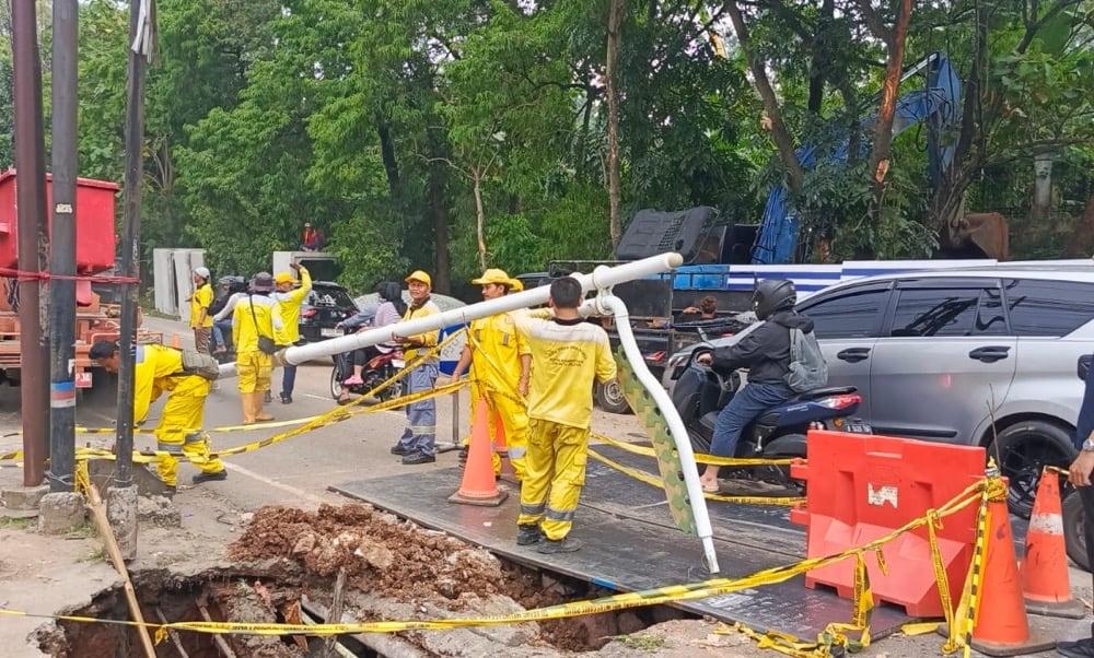 Dinas Bina Marga Evakuasi Tiang PJU di Pinggir Jalan Ambles Lenteng Agung, Lima Lainnya Masih Berdiri di Bibir Lubang