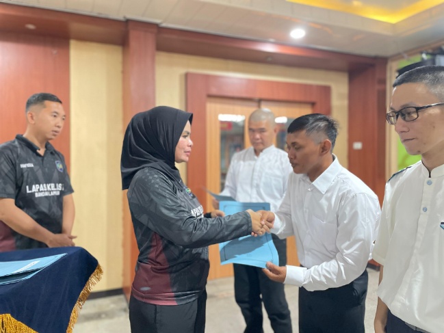 Kepala Lapas Kelas I Bandar Lampung Serahkan Remisi Khusus Waisak ke Lima Warga Binaan, Momen Refleksi Diri