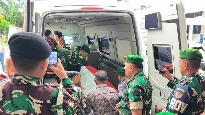 TNI Kawal Iring-Iringan Jenazah Ryamizard Ryacudu dari RSPAD Menuju Cikeas, Wamenhan Hadir