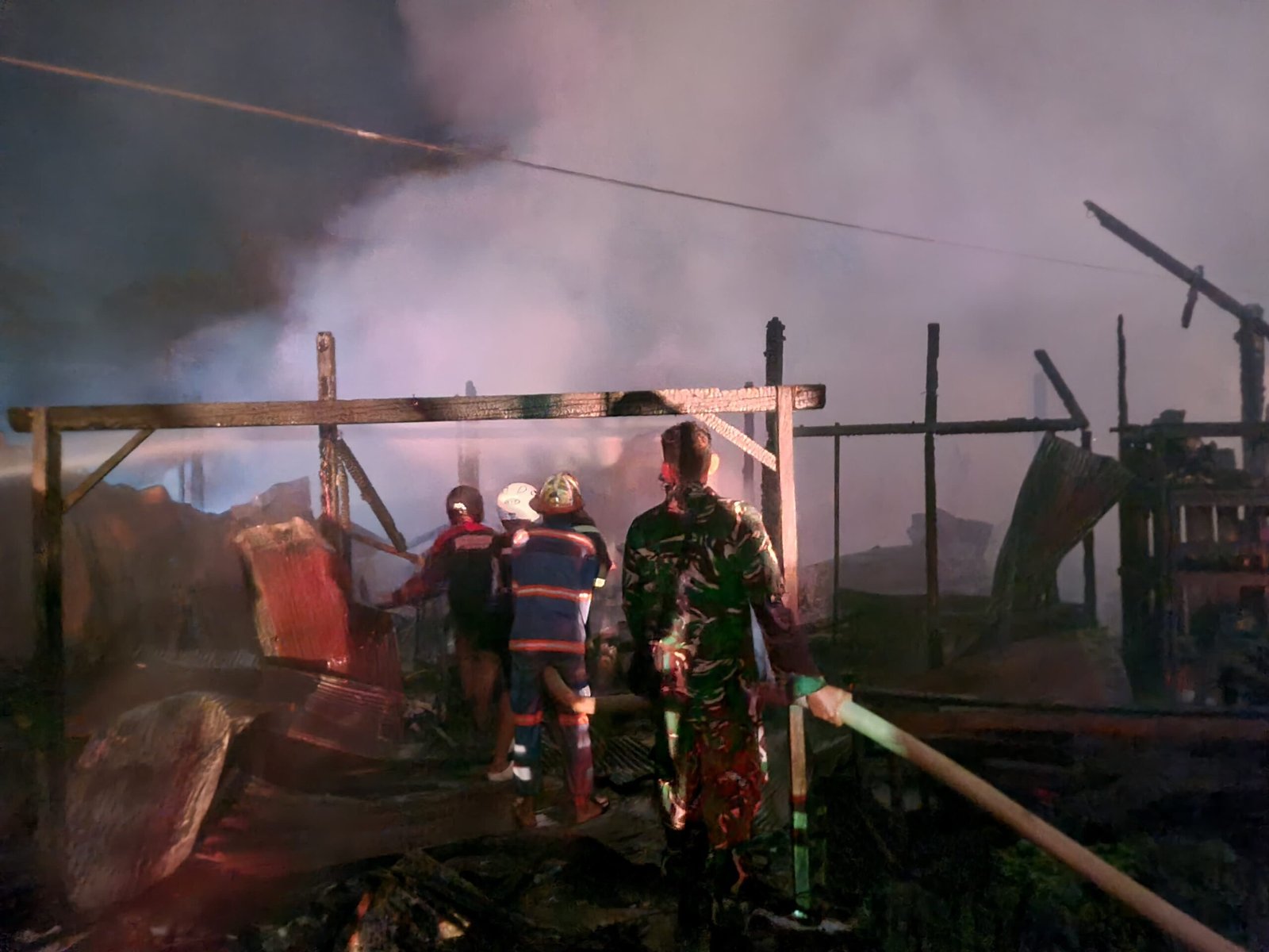 Babinsa Koptu Rian Bantu Padamkan Kebakaran 10 Rumah Bedakan di Tabalong