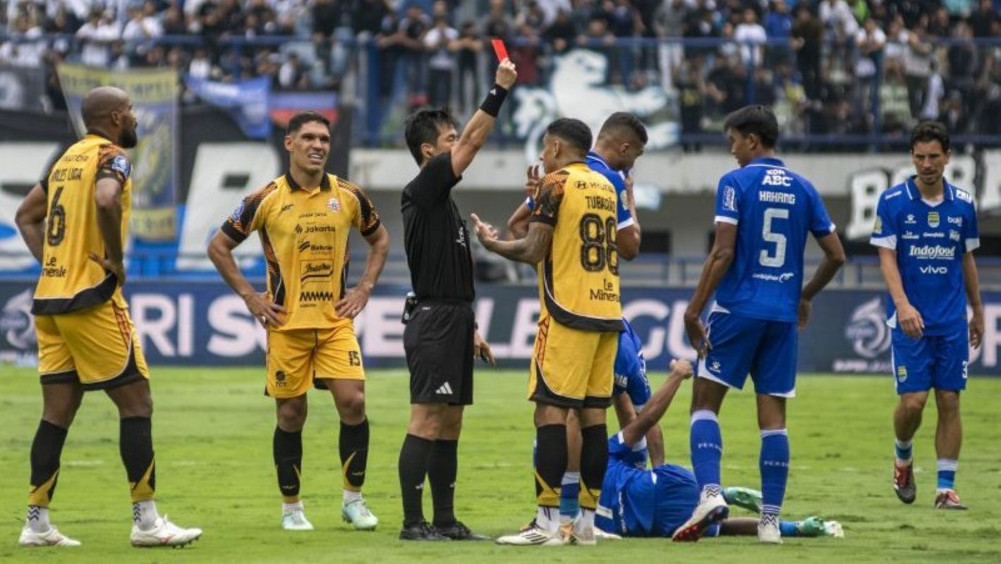 Arema FC Kolektor Kartu Merah Terbanyak Liga Super 2025/2026, Borneo FC Nihil Pelanggaran Brutal