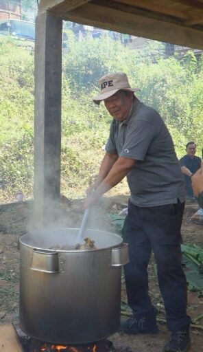 Wagub Sumsel Cik Ujang Pulang Kampung ke Lahat, Masak dan Bagikan Daging Kurban Bareng Warga