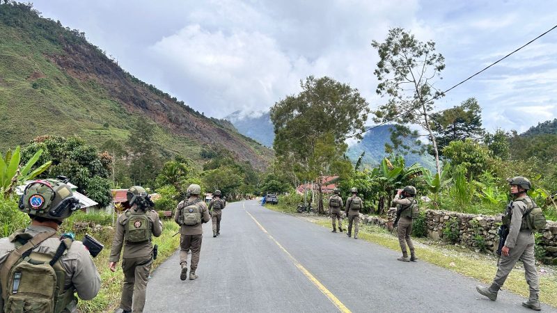 Patroli Jalan Kaki di Puncak Jaya, Personel Ops Damai Cartenz Sambangi Warga dan Perkuat Kamtibmas