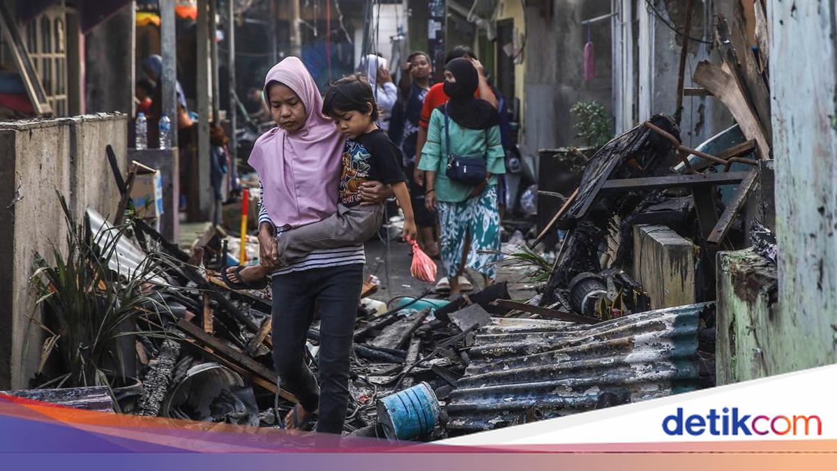Warga Kebon Kosong Sisir Puing Kebakaran, Kerugian Capai Ratusan Juta