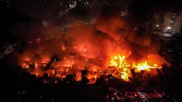 Kebakaran di Kemayoran Hanguskan Rumah 620 Jiwa, Petugas Terhambat Akses Sempit