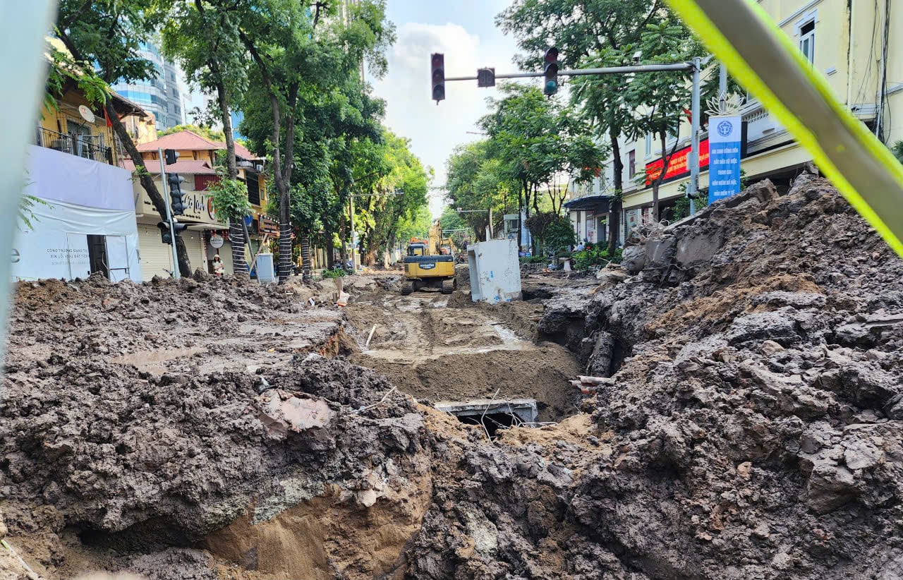 Proyek Pengendalian Banjir di Jantung Hanoi Berantakan, Barikade Putus Akses Jalan Utama