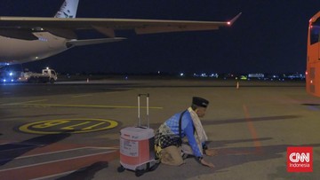 378 Jemaah Haji Jatim Kloter Pertama Tiba di Surabaya, Seorang Lansia Sujud Syukur di Aspal Bandara