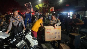 Polisi Bantu Evakuasi Warga dan Selamatkan Barang Berharga saat Kebakaran Pasar Jiung Kemayoran