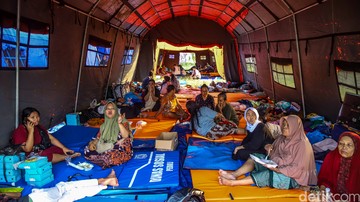 Ratusan Warga Kebon Kosong Bertahan di Tenda Pengungsian, Butuh Kepastian Relokasi