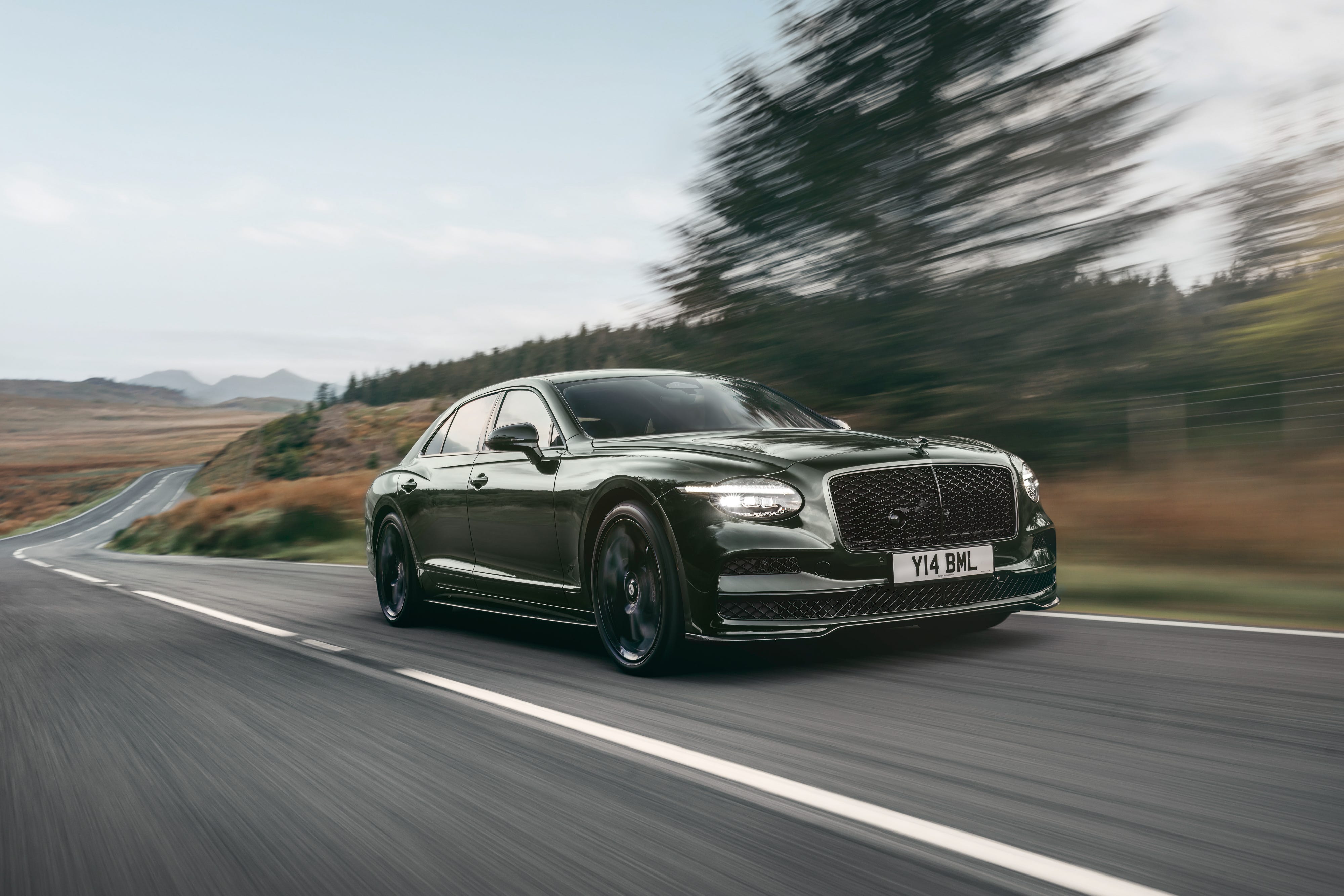 Bentley Flying Spur 2027 Resmi Hadir, Hybrid V8 Bertenaga 771 HP Bisa Melaju 30 Km Listrik Murni