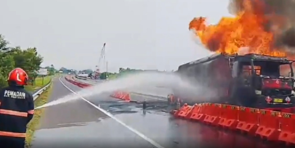 Sopir Sempat Padamkan Api Pakai APAR, Truk Tangki Pertamina 24.000 Liter Hangus di Tol Cisumdawu