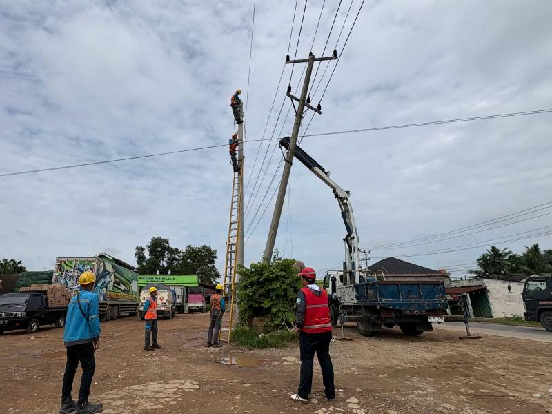 Tiang Listrik Retak Ditabrak Mobil di Jambi, PLN Gercep Ganti Demi Keamanan Warga