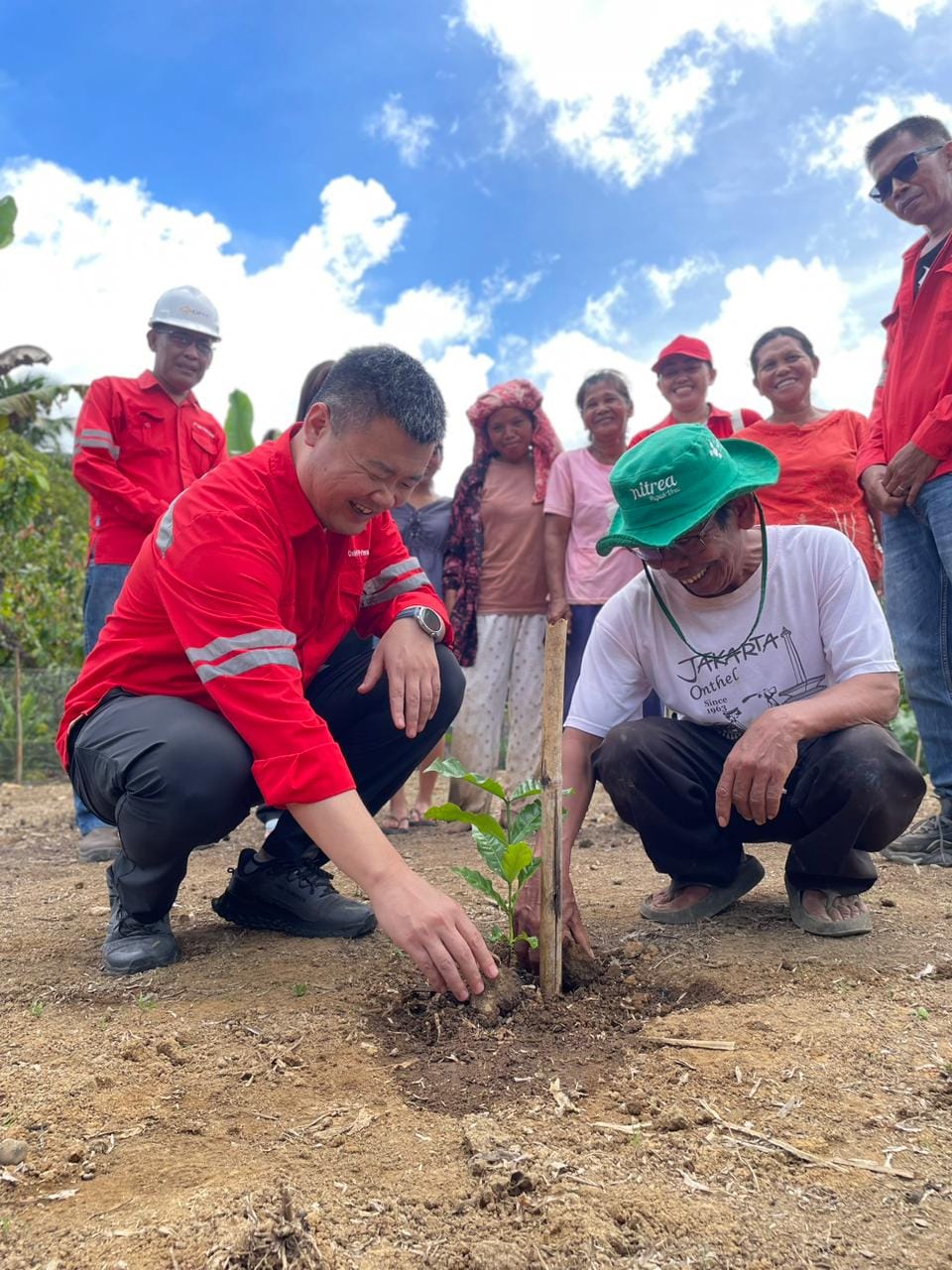 PT Dairi Prima Mineral Bagikan 1.400 Bibit Kopi dan Kemiri ke Petani, Siapkan Demplot Ikan Air Tawar