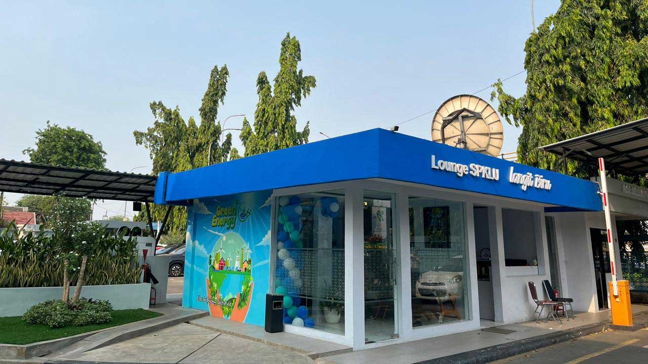 PLN Lampung Operasikan 83 SPKLU di 51 Titik, Hadirkan Lounge Pengisian Daya untuk Pemilik Mobil Listrik