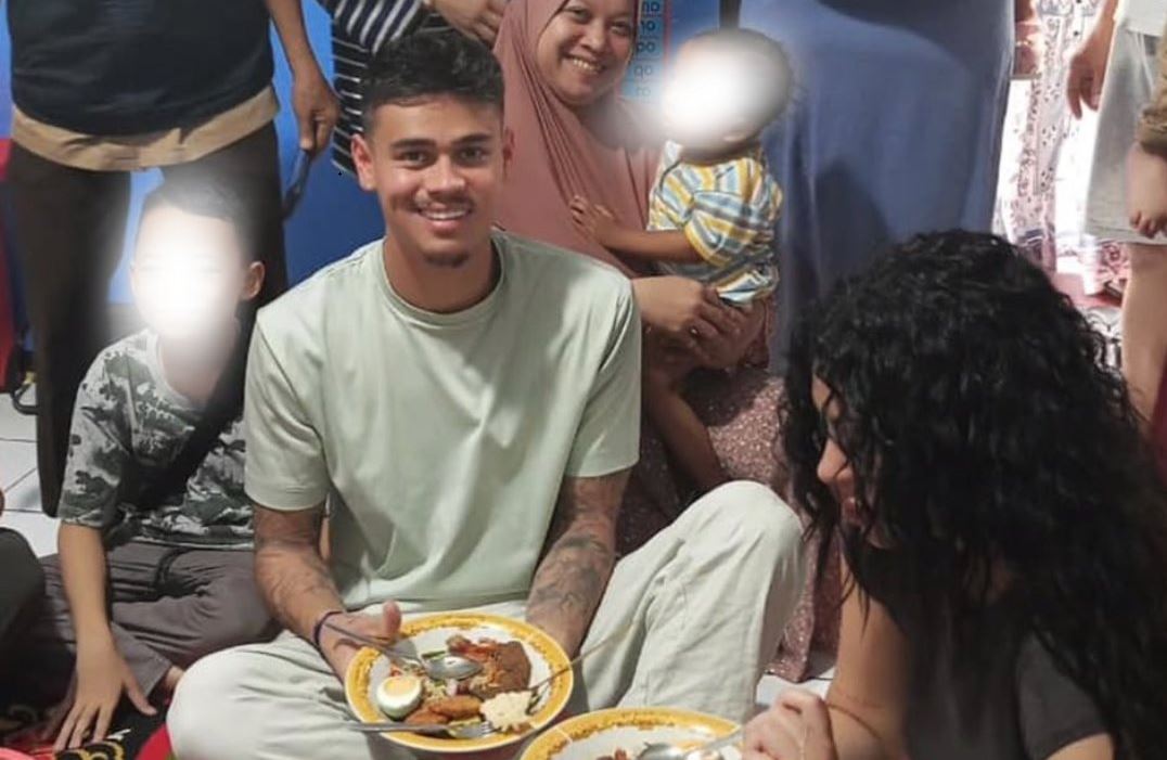 Mees Hilgers Ziarah ke Makam Leluhur di Lenteng Agung, Sempat Main Bola Bareng Anak-Anak