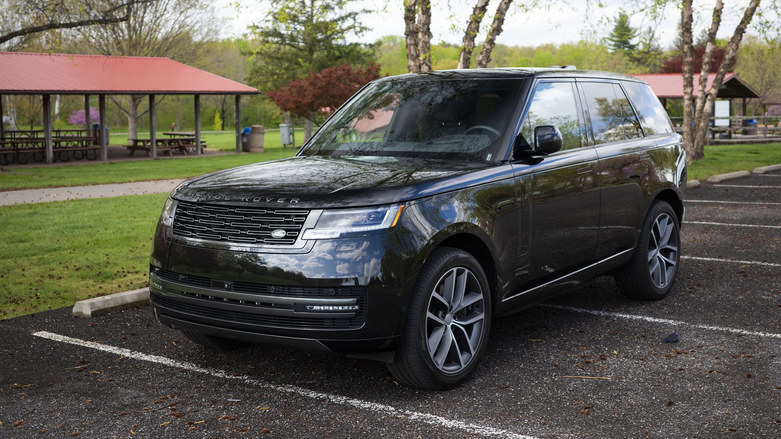 Range Rover SE PHEV 2025: Performa Setara Jet Pribadi, Tapi Dasbor Terasa Kosong?