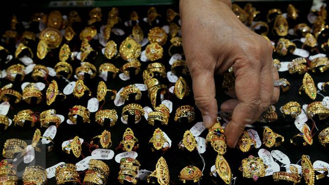 Harga Emas Antam Anjlok Rp 15.000 per Gram, Buyback Ikut Terkoreksi