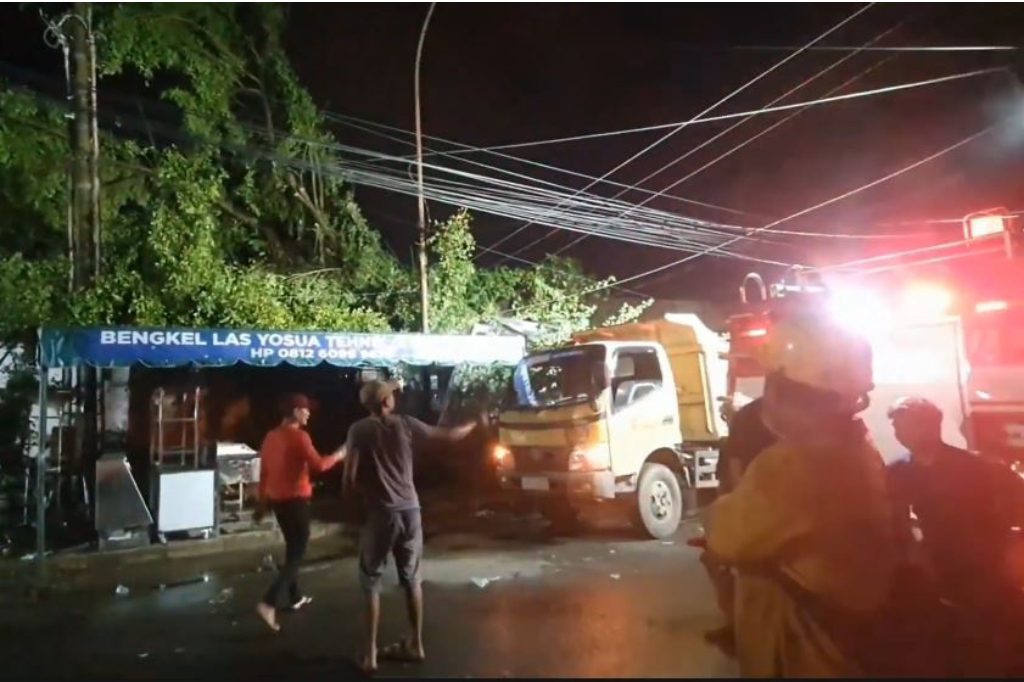 Pohon Mahoni Berusia Seabad Tumbang di Medan, Dua Anak Luka Tertimpa Reruntuhan Rumah