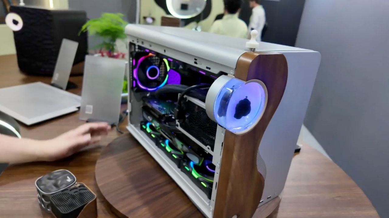 Amiiba Ferra Hadirkan Ferrofluid di Casing PC microATX, Cairan Hitam Bereaksi pada Suara dan Magnet