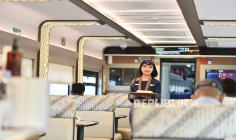 Mulai Juni, Penumpang Whoosh Bisa Makan di Dalam Kereta Berkat Layanan Dining Car