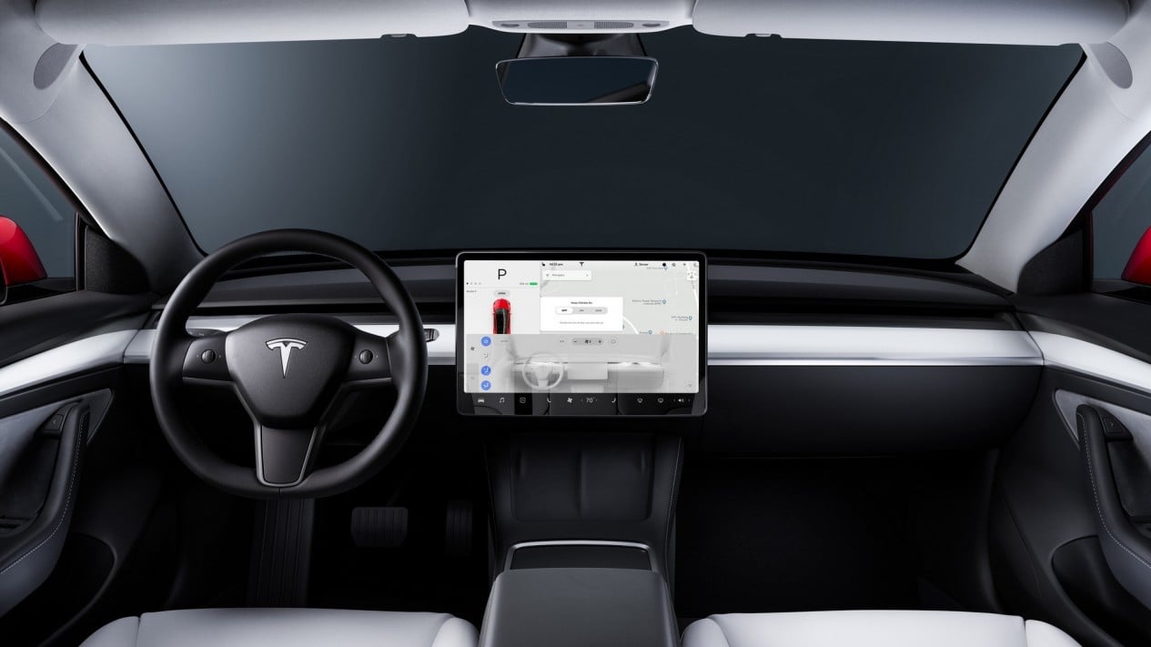 Fitur FSD Tesla Kini Bisa Deteksi Pengemudi Melamun atau Main HP, Peringatan Tak Lagi Ngeselin