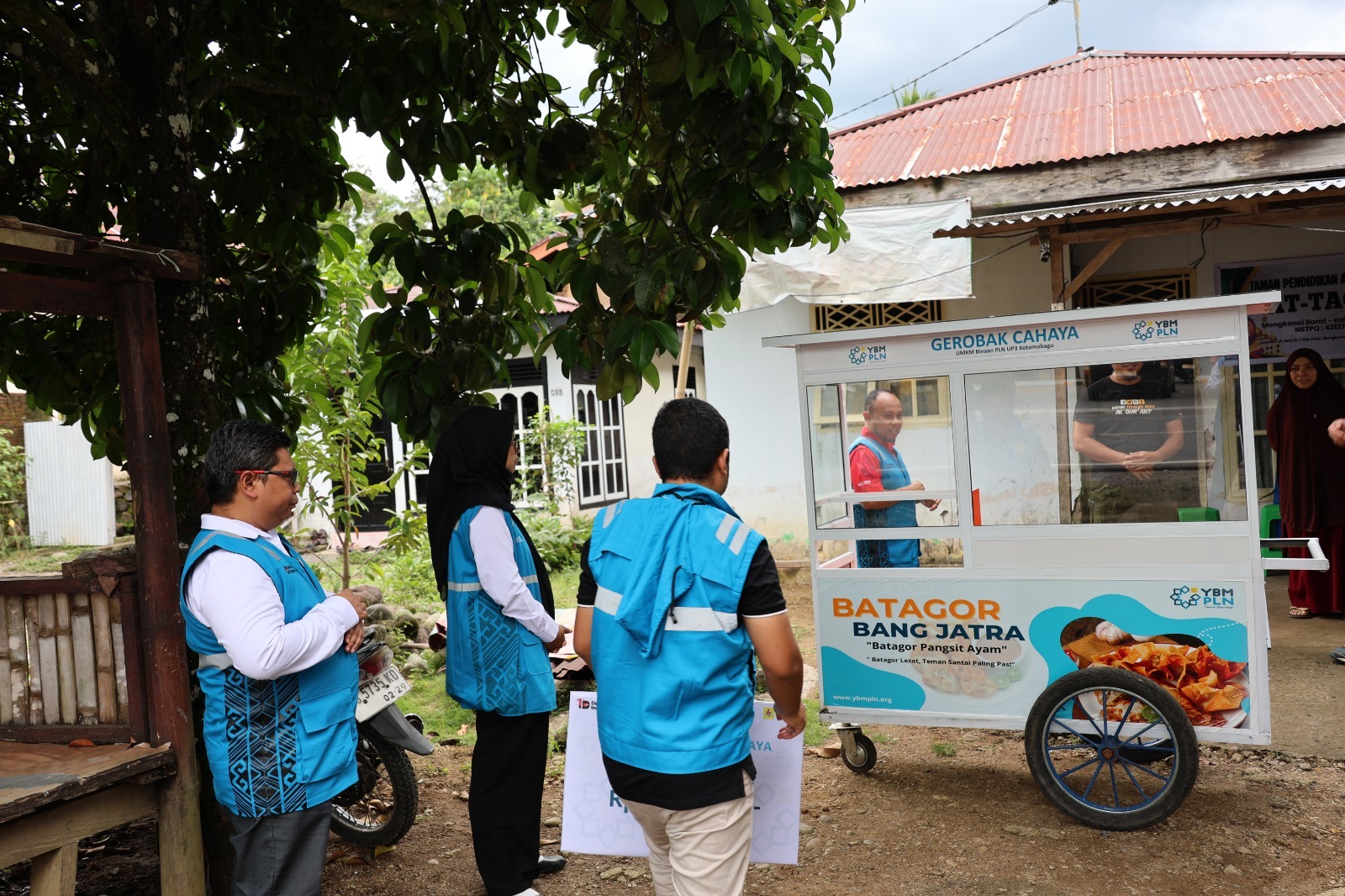 PLN Salurkan Bantuan Gerobak Cahaya ke UMKM di Kotamobagu, Suntik Modal Usaha Jelang Idul Adha