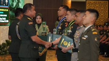Seskab Teddy Raih Penghargaan Penulis Taskap Terbaik di Seskoad 2026, Selesaikan Pendidikan dengan Prestasi
