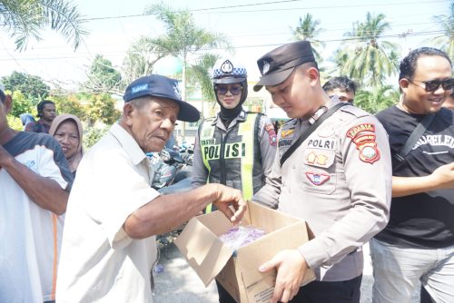 Polres Karimun Kerahkan 79 Personel Amankan Aksi Warga Sawang Tolak Tambang Pasir, Bagikan Air Minum