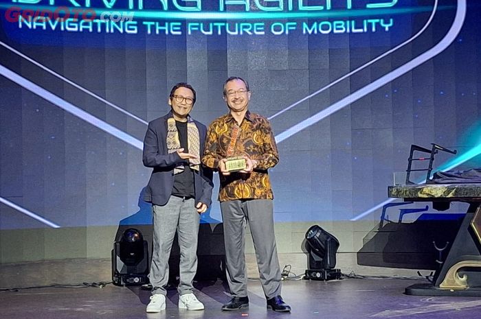 Kawasaki KLE500 Raih Bike Of The Year OTOMOTIF Award 2026, KMI Bangga dan Bersyukur