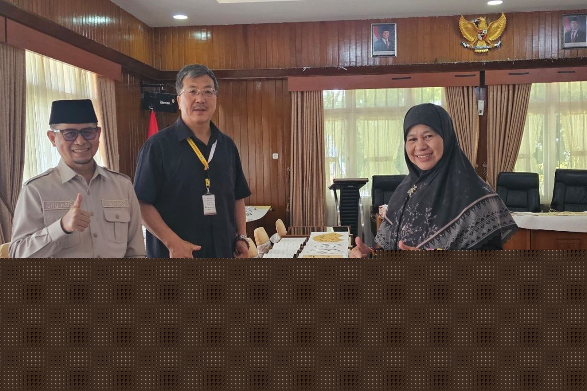 Kaligrafi China Muslim Sepanjang 100 Meter Karya Yusuf Liu Baojun Dipamerkan di Bukittinggi, Sambut Satu Abad Jam Gadang