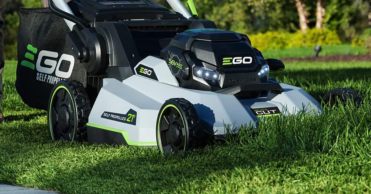 EGO Mesin Pemotong Rumput 21-Inci Select Cut Touch Drive dengan Dua Baterai 4.0Ah Turun ke Harga Terendah $543