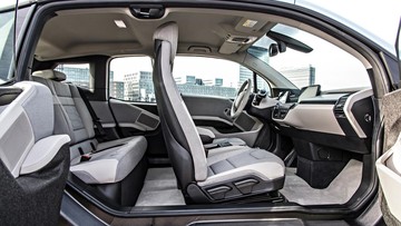Bukan Cuma Baterai, Pabrikan Mobil Global Kini Wajibkan Material Daur Ulang di Interior dan Body