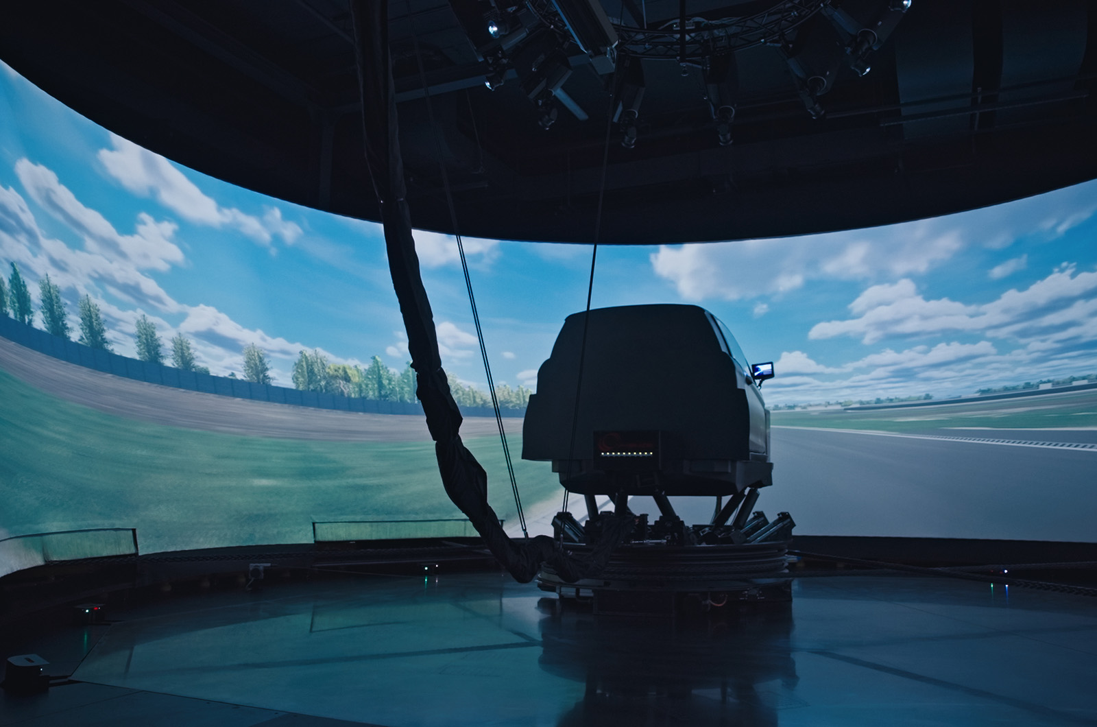 Bridgestone Gunakan Simulator DiM500 untuk Kembangkan Ban, Hemat 12.000 Unit Prototipe per Tahun