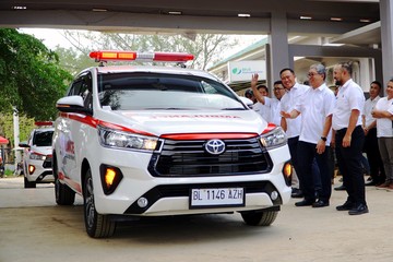 Toyota Serahkan Tiga Kijang Innova Ambulans untuk RSUD di Aceh Tamiang Pasca Banjir Bandang