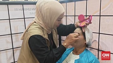 Karyawan Asrama Haji Sudiang Makassar Sediakan Makeup Corner Gratis untuk Jemaah yang Ingin Tampil Cantik