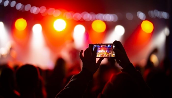 Persiapan Menonton Konser di GBK: 10 Barang Wajib Bawa Mulai Tiket hingga Jas Hujan