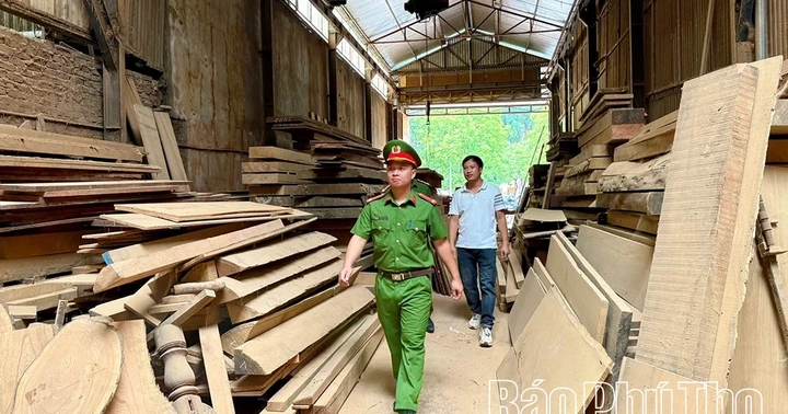 Polisi Terjunkan 12 Kelompok Pemadam untuk Cegah Kebakaran di Desa Pengrajin Kayu Phu Tho