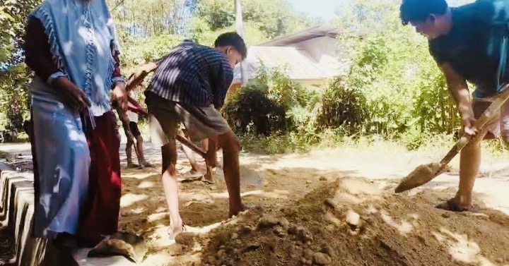 Warga Tobimeita Kendari Patungan Rp 25 Juta Perbaiki Jalan 3 Km, Jenuh dengan Janji Pemerintah yang Tak Kunjung Terealisasi