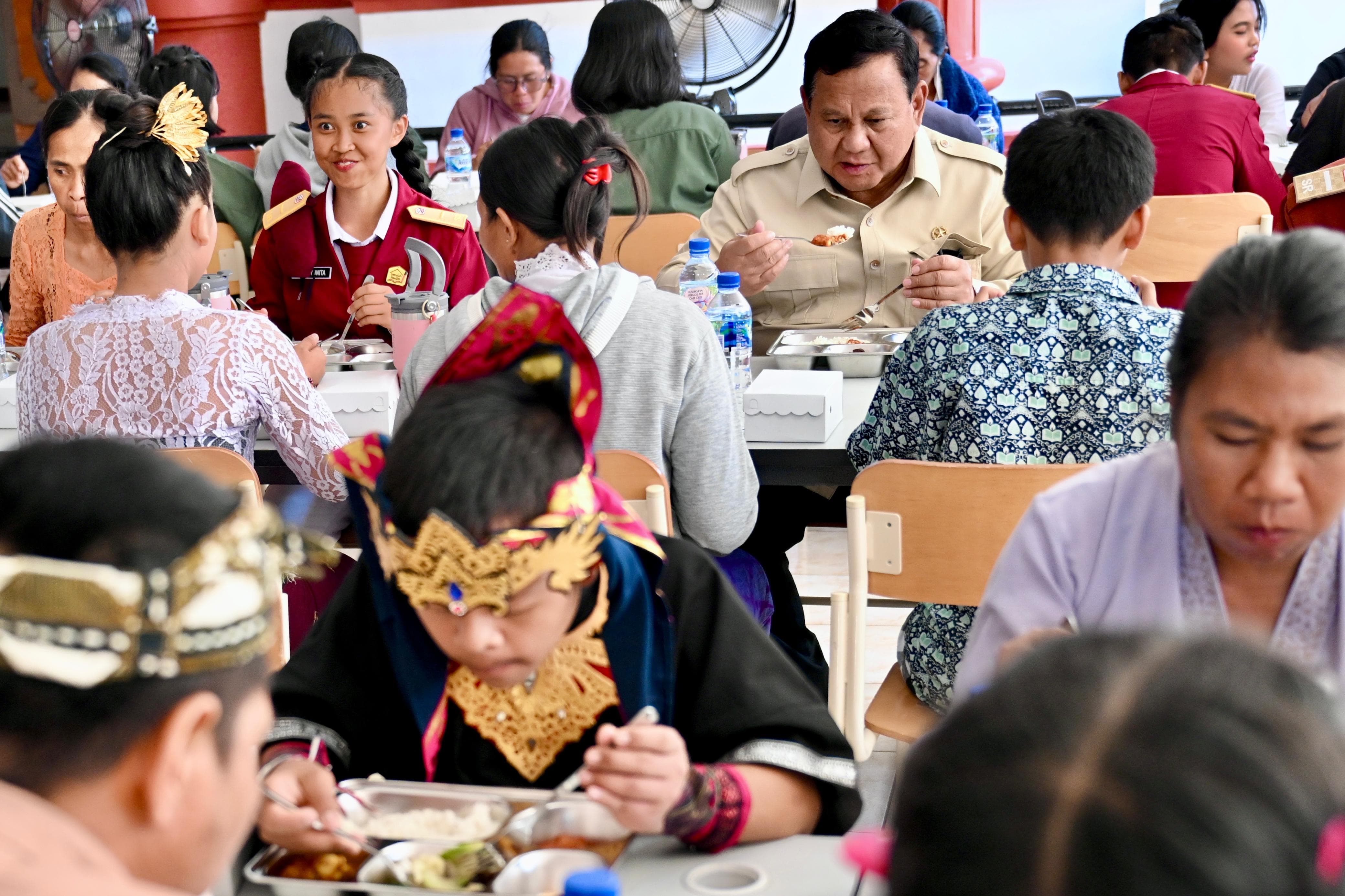 Presiden Prabowo Tinjau Langsung Program Makan Bergizi Gratis di Bali, Santap Siang Bersama Siswa SRMP 17 Tabanan