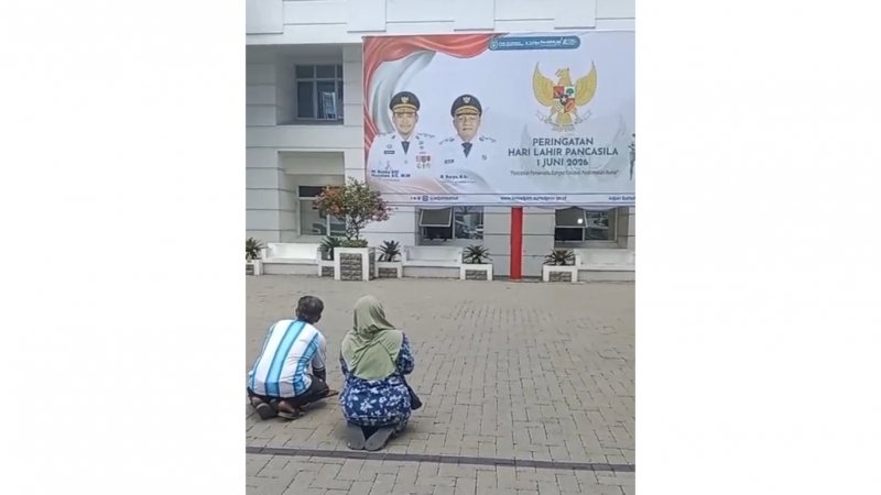 Orang Tua Sujud di Kantor Gubernur Sumut Minta Bantuan Biaya Anak Korban Tikam, Tagihan Rp 140 Juta di RS Non-BPJS